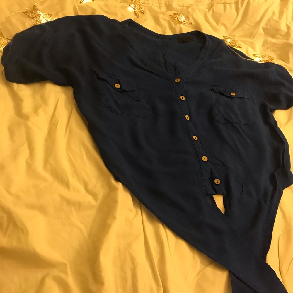 Blue crop top/loose fit with wood buttons